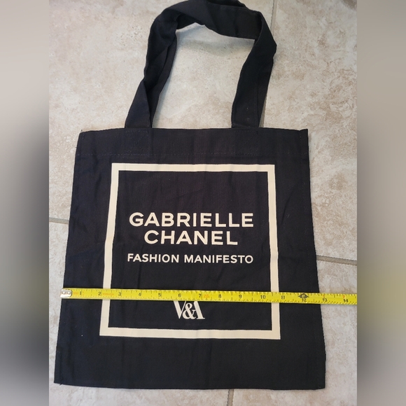 V&A Gabrielle Chanel. Fashion Manifesto natural tote bag - Picture 3 of 4